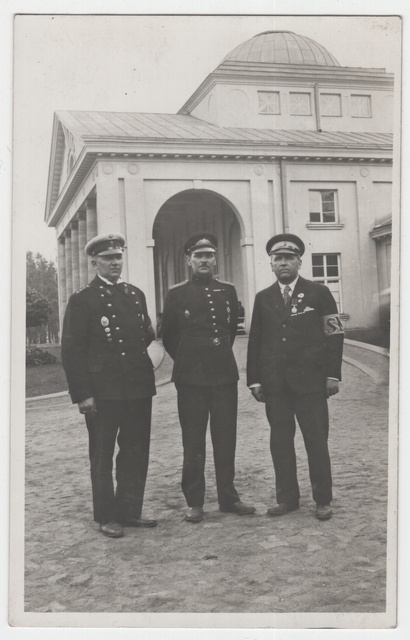 Kolm tuletõrjemundris meest Pärnu mudaravila juures