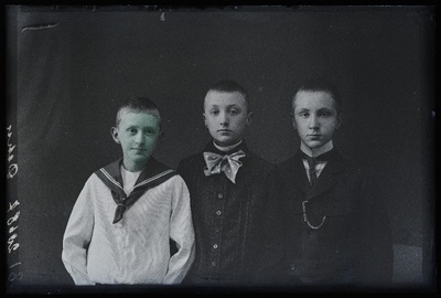 Kolm noormeest, (foto tellija von Dehn).  duplicate photo
