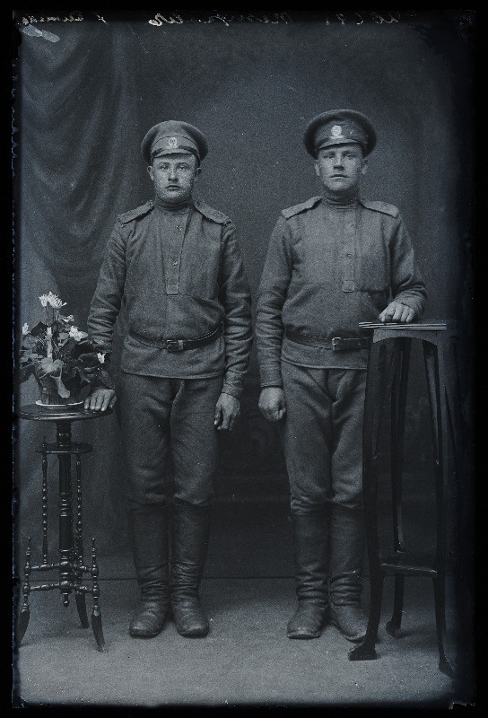 Kaks sõjaväelast, (foto tellija Petroff [Petrov]).