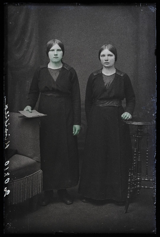 Kaks õde , (foto tellija Kiwisild [Kivisild]).
