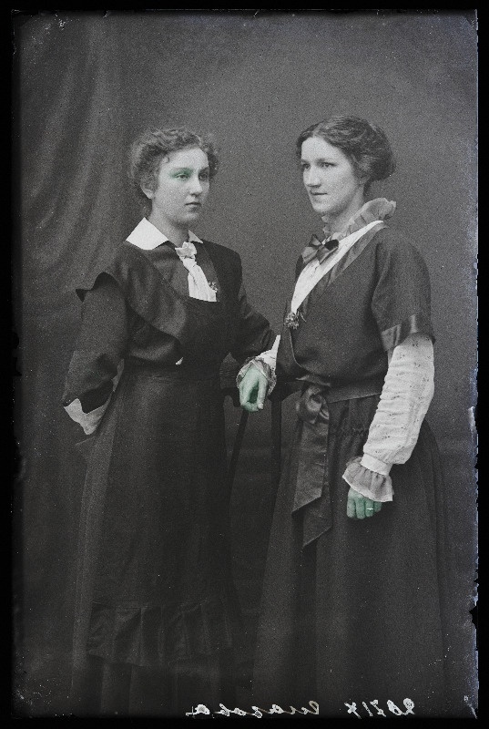 Kaks naist, (foto tellija Glazoff [Glazova]).