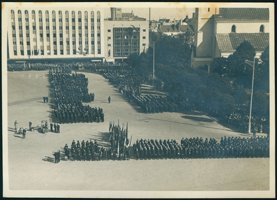 Tuletõrjujate kolonnid Vabaduse väljakul  similar photo
