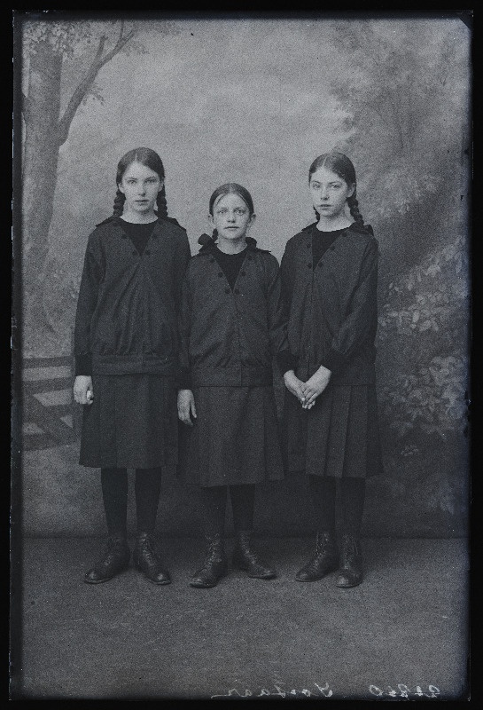 Kolm tüdrukut, (foto tellija Soosaar).