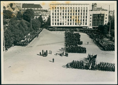 Tuletõrjujate rivistus Vabaduse väljakul  similar photo