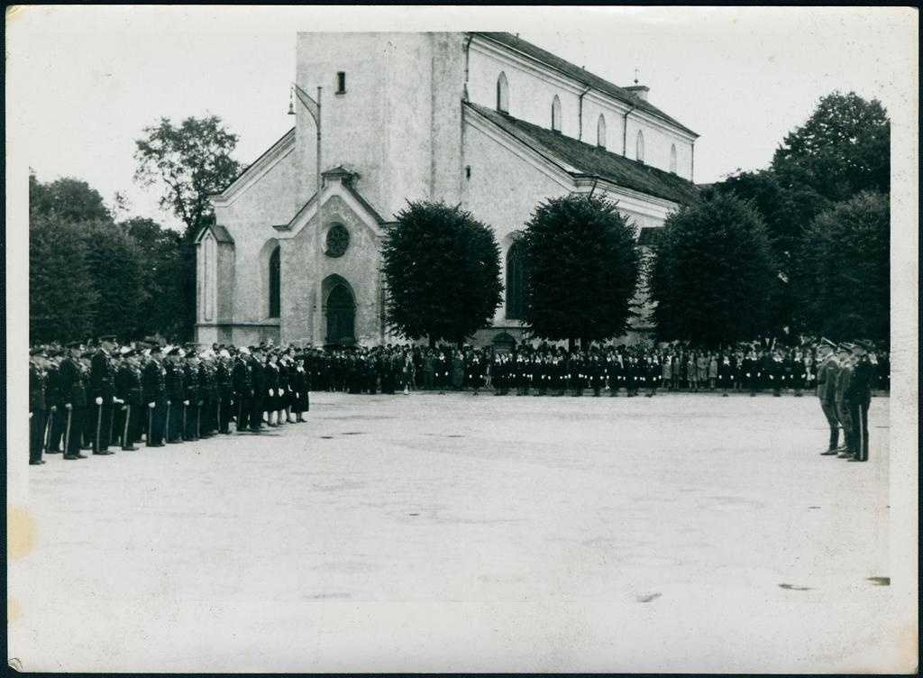 Tallinna VTÜ 81 aastapäeva paraadi rivistus Jaani kiriku ees Vabaduse väljakul