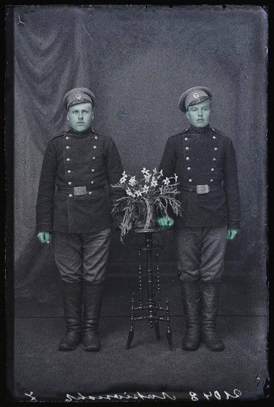 Kaks sõjaväelast, (foto tellija Larionoff [Larionov]).