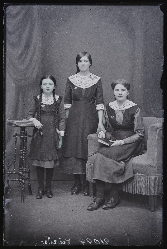 Grupp koolitüdrukuid, (foto tellija Jüris).