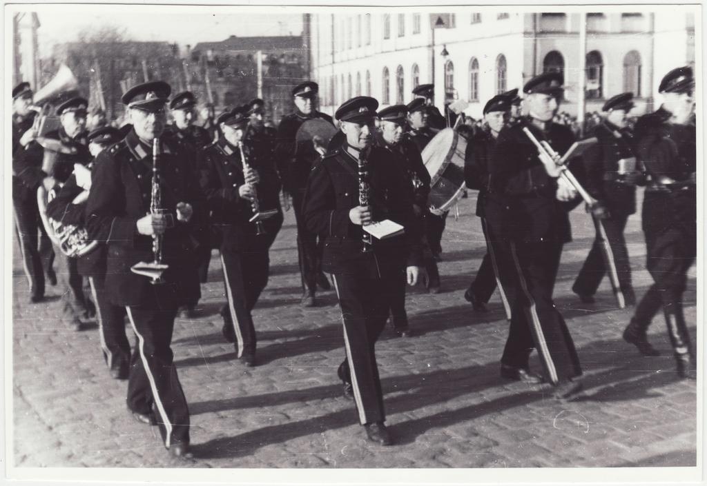 Tulekahju kustutamisel hukkunud Bernhard Valingu matus, Tallinna VTÜ orkester matuserongkäigus
