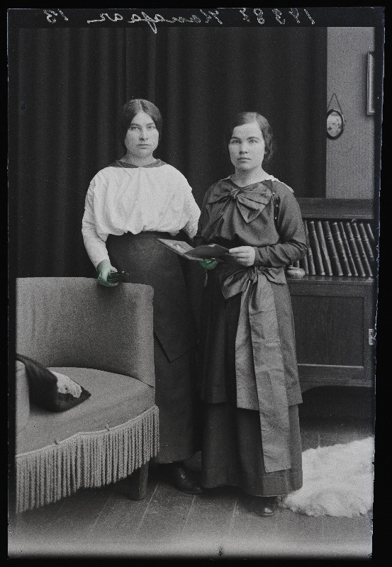 Kaks naist, (foto tellija A. Kanasaar, Põltsamaa kihelkond, Adra teemaja).