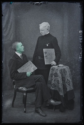 Tartu Aleksandri Gümnaasiumi õpilane Oskar Loorits (paremal) sõbraga.  similar photo