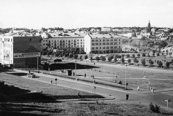 Tartu kesklinn: vaade Vanemuise varemete juurest kesklinna ja Poe t suunas.  ca 1955