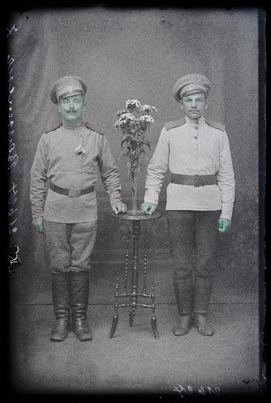 Kaks sõjaväelast, (foto tellija Woloschen [Vološen]).