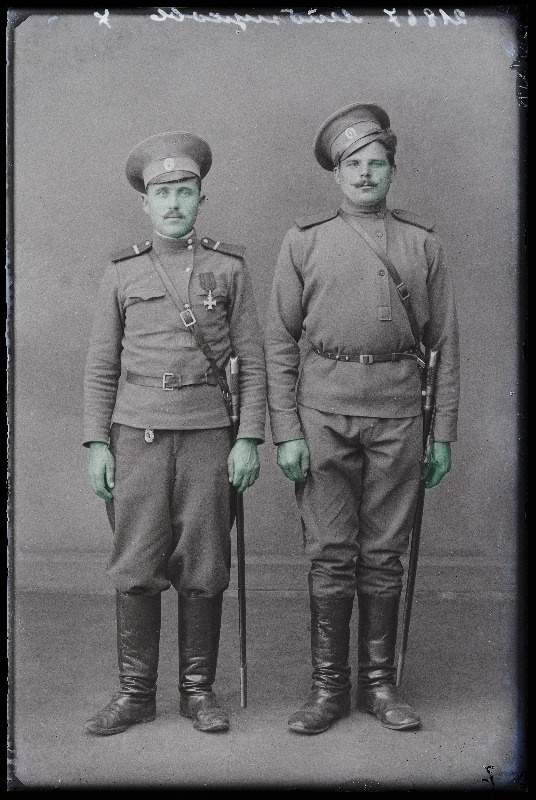 Kaks sõjaväelast, (foto tellija Leibnuhoff [Leibnuhov].