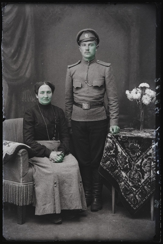 Sõjaväelane Kitsing emaga.