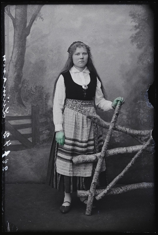 Rahvariietes neiu Liimann, (Liplapi aiatöö ja majapidamise kool).