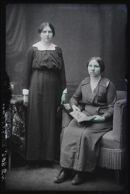 Kaks naist, (foto tellija Jürisson).  duplicate photo