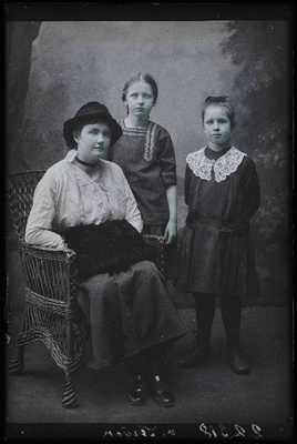 Jägermann ja kaks tüdrukut, (foto tellija von Stryk).  duplicate photo
