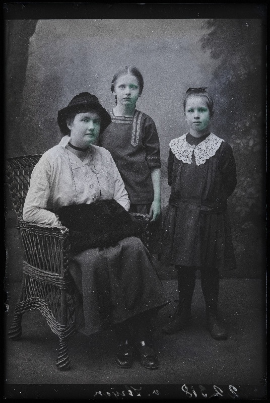 Jägermann ja kaks tüdrukut, (foto tellija von Stryk).