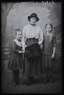 Jägermann ja kaks tüdrukut, (foto tellija von Stryk).  duplicate photo