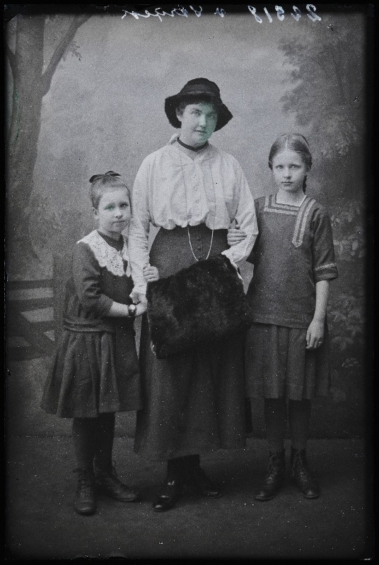 Jägermann ja kaks tüdrukut, (foto tellija von Stryk).