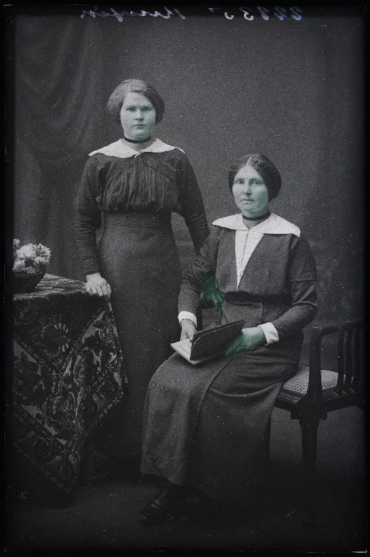 Kaks naist, (foto tellija Kuusik).