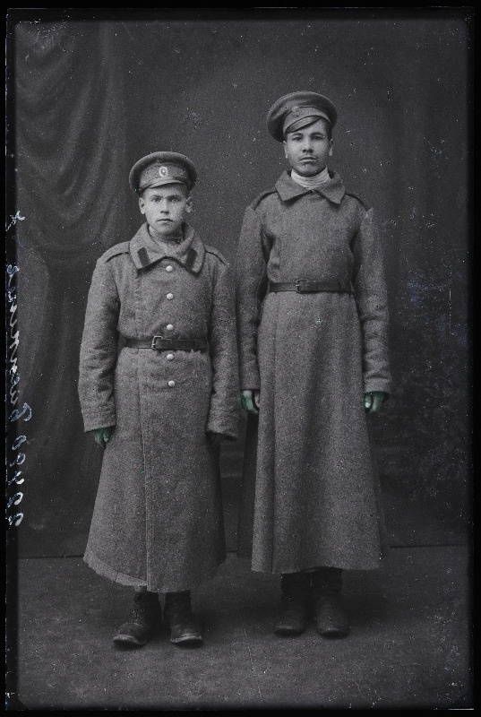 Kaks sõjaväelast, (foto tellija Bitkin).