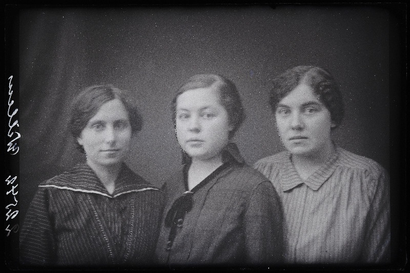 Grupp naisi, (foto tellija Willem [Villem]).