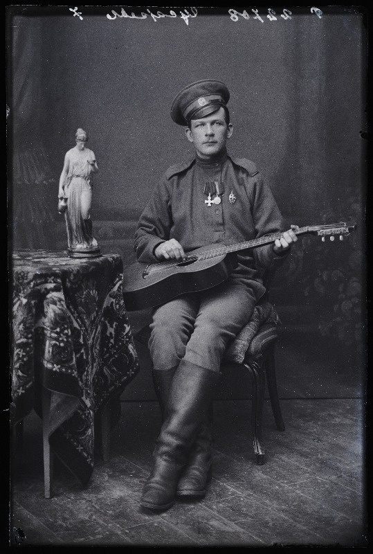 Sõjaväelane Gusaroff (Gusarov) kitarriga.