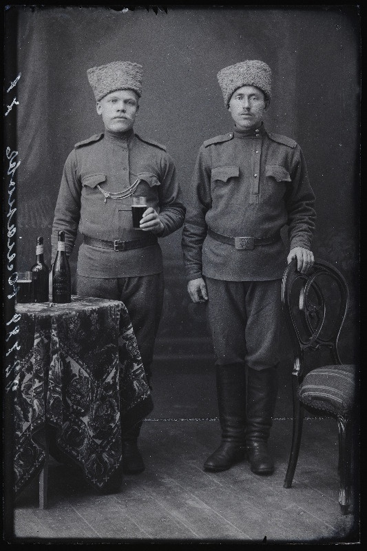 Kaks sõjaväelast, (foto tellija Julianoff [Julianov]).