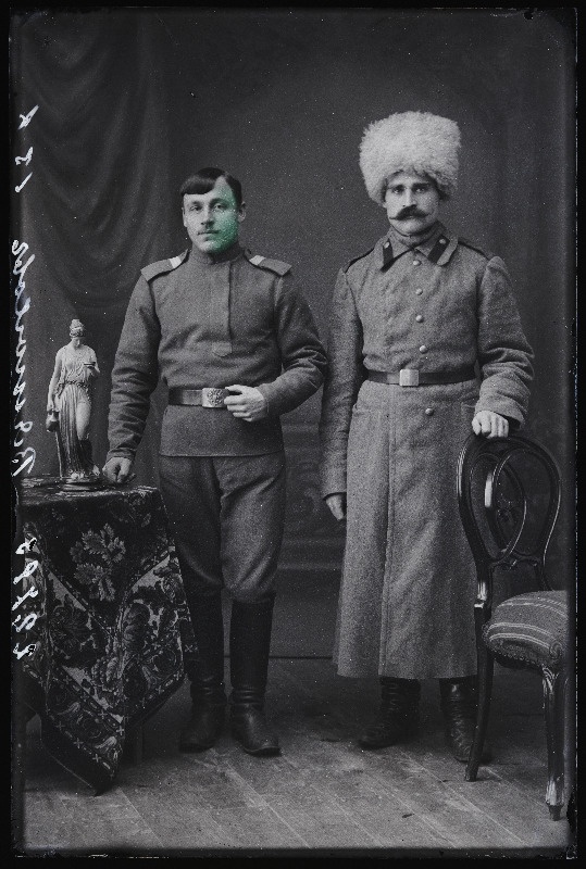 Kaks sõjaväelast, (fototellija Wjatohoff [Vjatohov]).