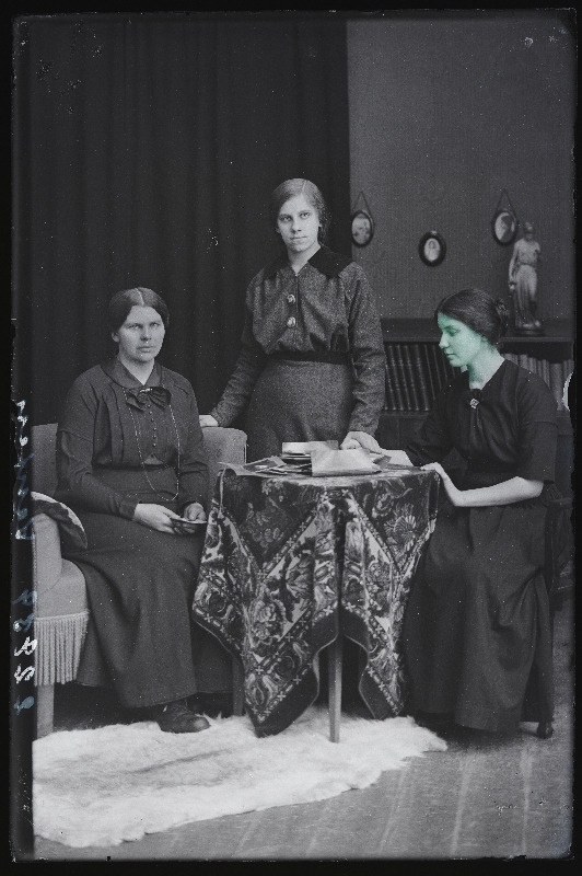 Grupp naisi, (foto tellija Lensen [Lensin]).