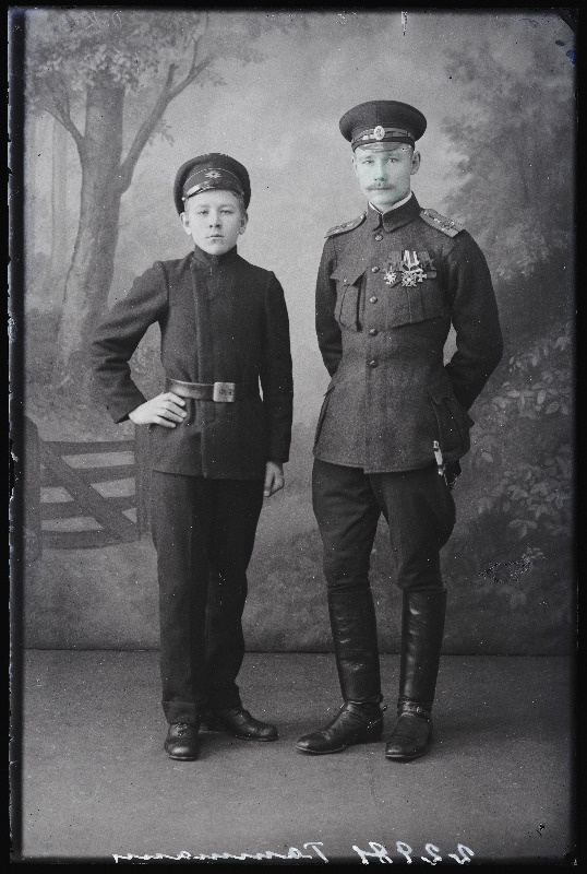Sõjaväelane Tammann koolipoisiga.