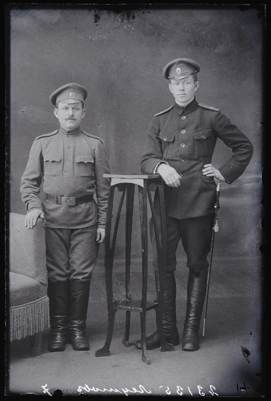 Kaks sõjaväelast, (foto tellija Leuscheff [Leušev]).