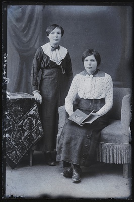 Kaks naist, (foto tellija Pensch).  similar photo