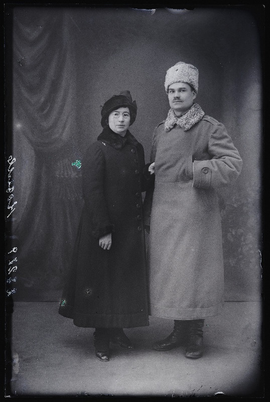 Sõjaväelane Kosell [Kozell, Kozel] naisega.