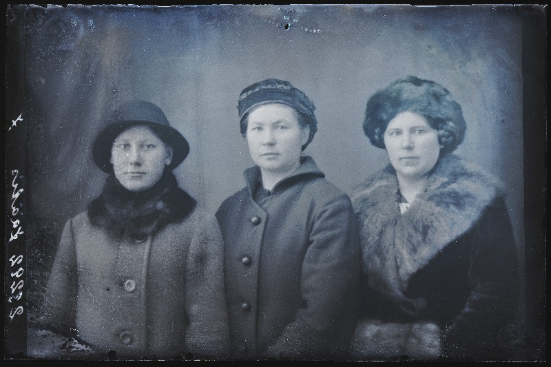 Grupp naisi, vasakul foto tellija Jääts [Jäätis], (Vastemõisa ministeeriumikool).