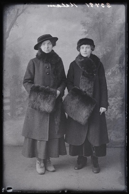 Kaks naist, (foto tellija Kalam).  duplicate photo