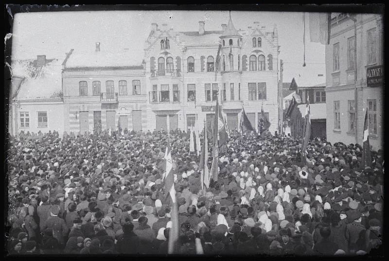 Üleriigilise revolutsioonipüha tähistamise miiting turuplatsil.