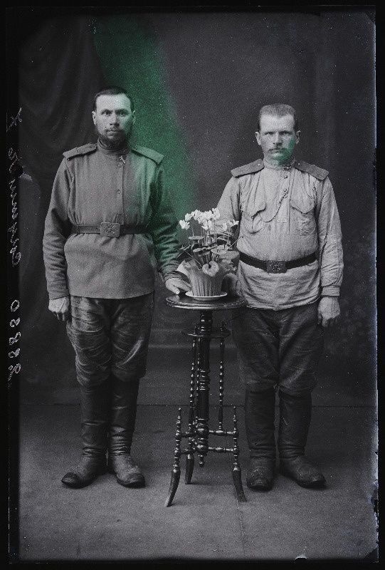 Kaks sõjväelast, (foto tellija Skutin).