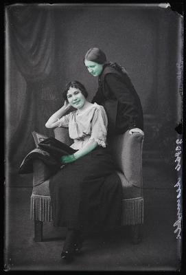 Kaks naist, (foto tellija Meomutli [Meomuttel]).  duplicate photo