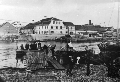 Ülevedu Emajõel Uueturu ja Holmi t joonel. 
Esiplaanil paremkallas. Taga Holmi t algus ja kalaturu müügiputkad vasakkaldal. Tartu, 1910. aastad.  duplicate photo