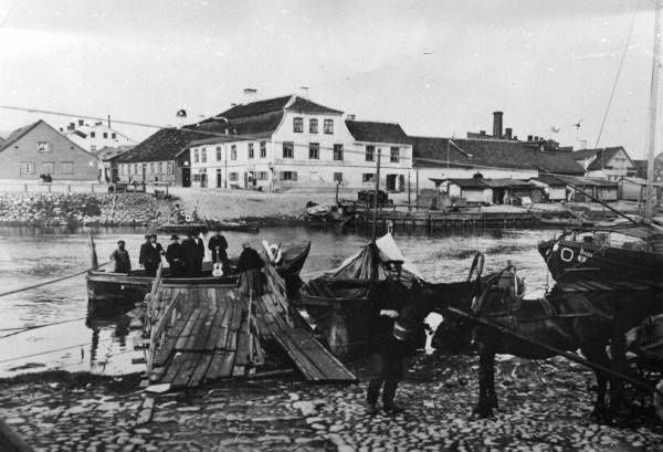 Ülevedu Emajõel Uueturu ja Holmi t joonel. 
Esiplaanil paremkallas. Taga Holmi t algus ja kalaturu müügiputkad vasakkaldal. Tartu, 1910. aastad.
