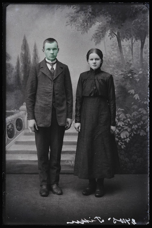 Neiu ja noormees, (foto tellija Tiku).