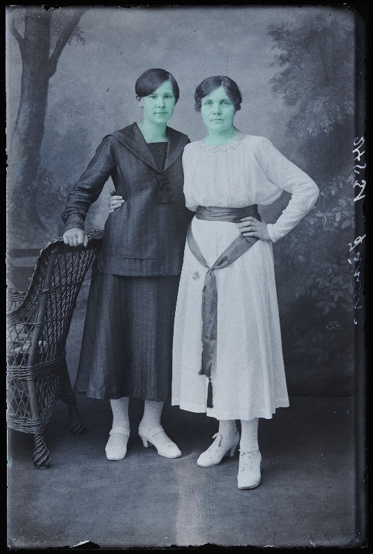 Kaks naist, (foto tellija Jänes).