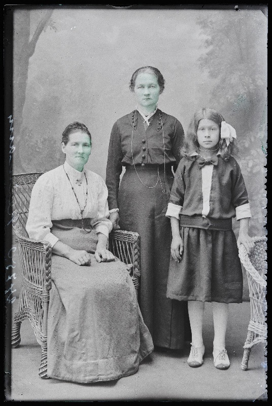 Vanaproua tütre ja tütretütrega, (foto tellija Reimann).