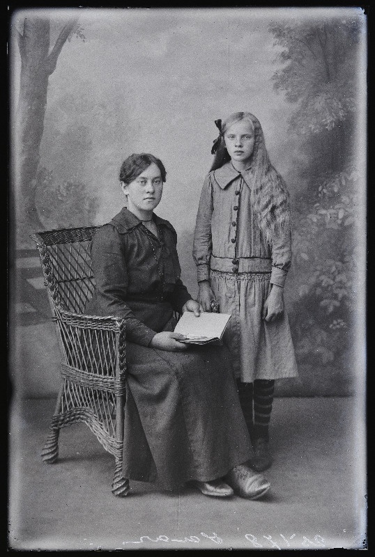 Naine tüdrukuga, (foto tellija Saar).