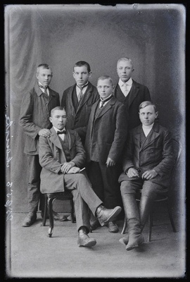 Grupp noormehi: vasakul istub Maiste, paremal Kalamees, tagareas paremal Lutsberg.  similar photo