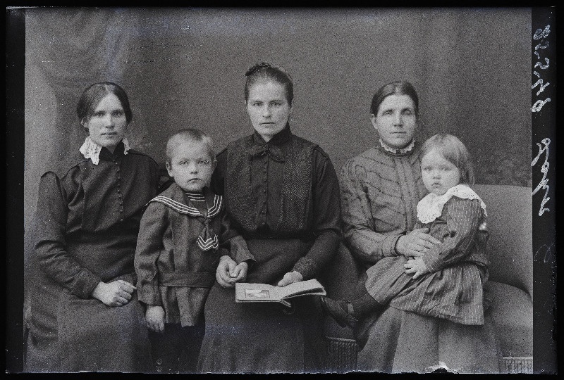 Naised lastega, (foto tellija Lohk).