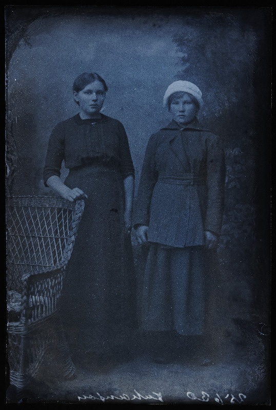 Kaks naist, (foto tellija Juhanson).