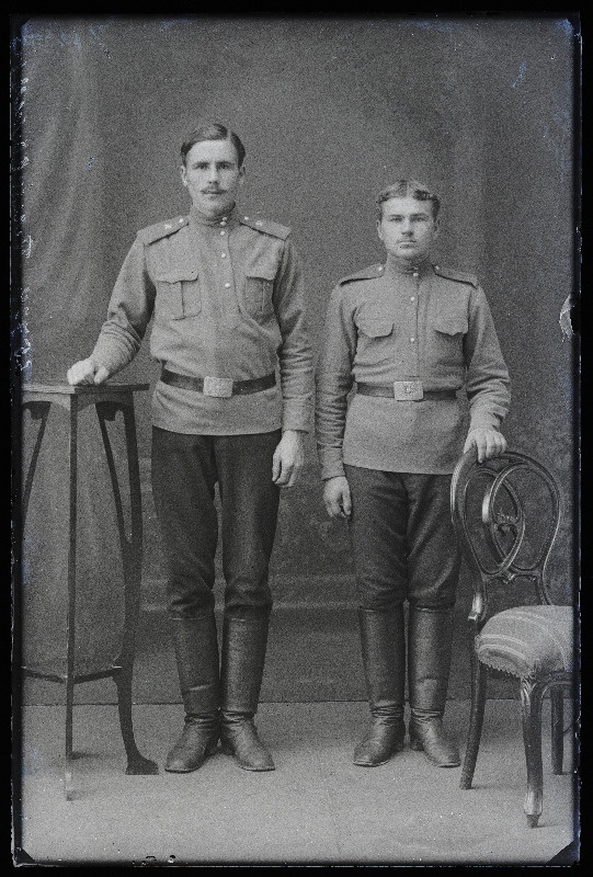 Kaks sõjaväelast, (foto tellija Aleksandroff [Aleksandrov]).